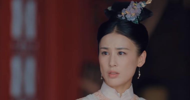 当40岁的黄圣依跟36岁何泓姗站在一起，我才明白什么叫气质和骨相