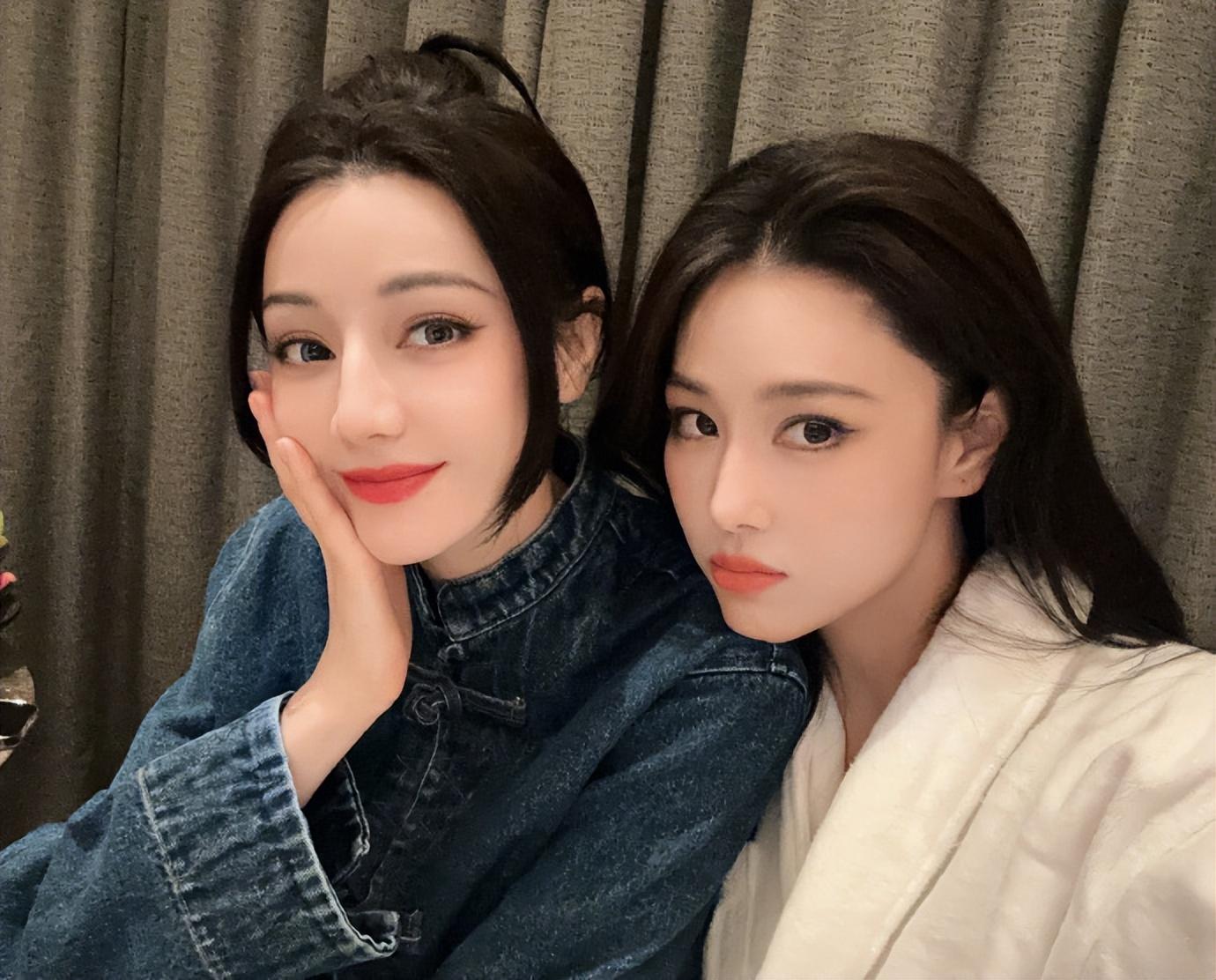 张馨予晒与迪丽热巴闺蜜情，吃宵夜聊到天亮！贴脸合照神似双胞胎