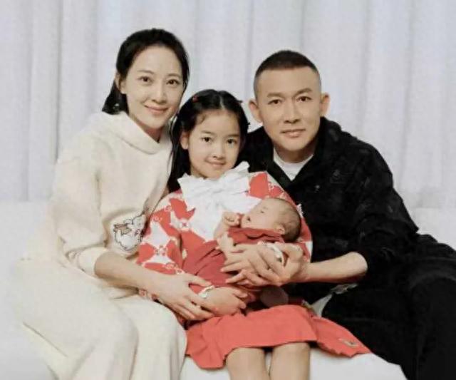 45岁聂远近照曝光,小腿细如筷子惹担忧!36岁二婚妻子素颜眼袋大