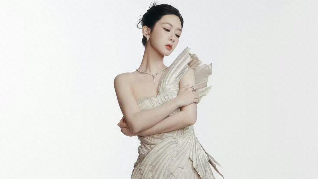 成为顶流多年，没想到杨紫的首套高定会以这种方式出圈