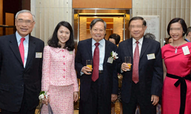 102岁杨振宁带妻子重返定情地!挂防走丢牌,翁帆挺大肚需人搀扶