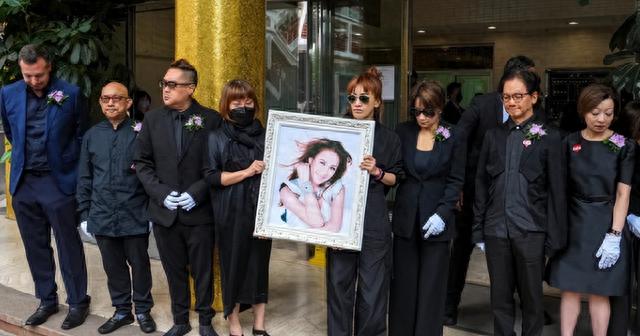 李玟下葬第3天,Bruce带两个女儿吃西餐,桌上摆着香槟气氛好