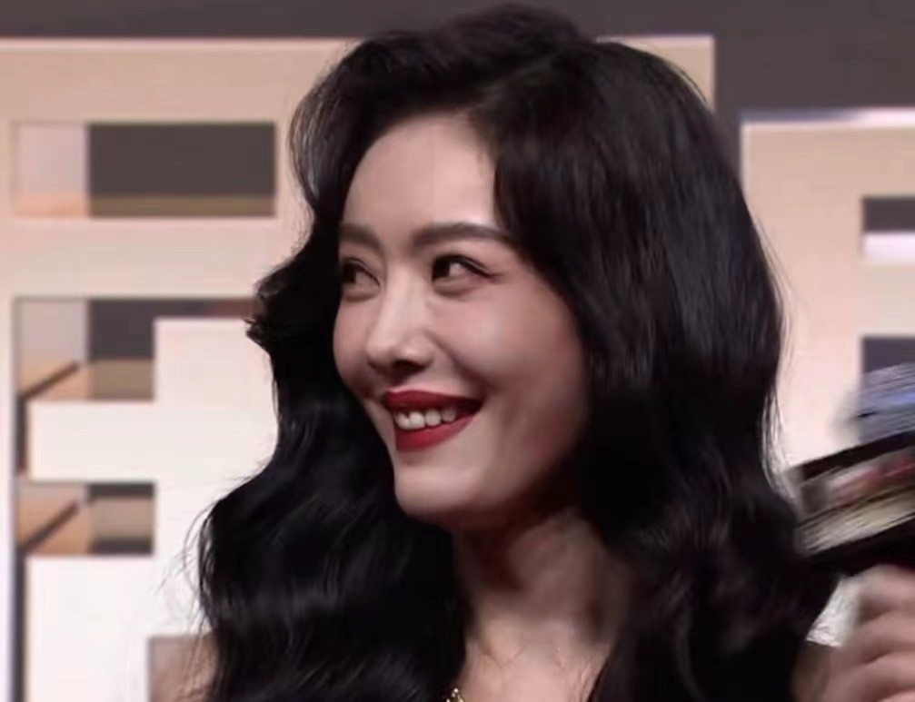 自然脸和“硅胶脸”的区别?40岁陈妍希对比46岁陈数,差别一目了然