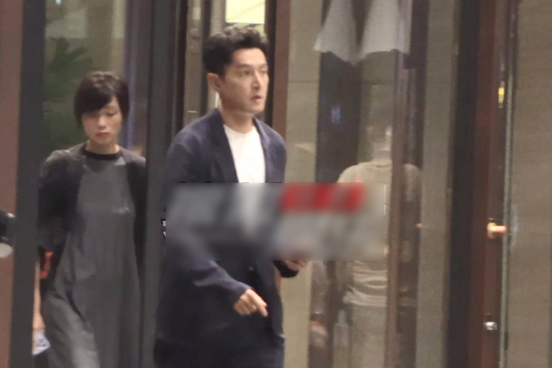 胡歌晒颓废照后首露面，刮掉胡子情绪变正常，细节中尽显高素养