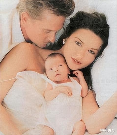 泽塔琼斯图啥？31岁未婚生子嫁56岁道格拉斯，被劈腿数次也不离婚