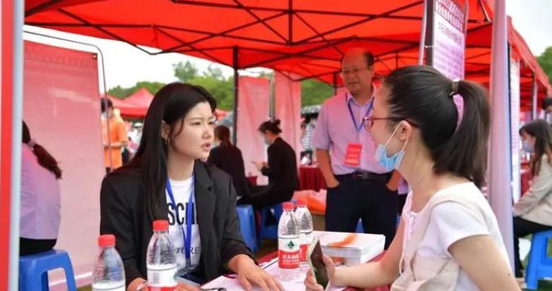 操纵股价|把潜规则公开化, 一国企招聘公示标注主任之女, 该女疑英国水硕毕业