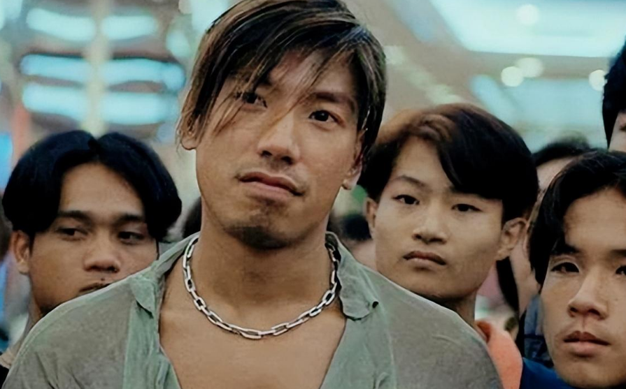 一众港星大佬参加饭局，人情世故江湖规矩，都被展现得淋漓尽致