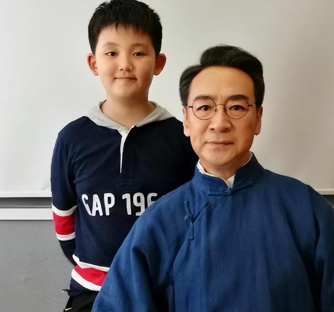 69岁寇振海现状:白发老态,儿子上高中,妻子风韵犹存