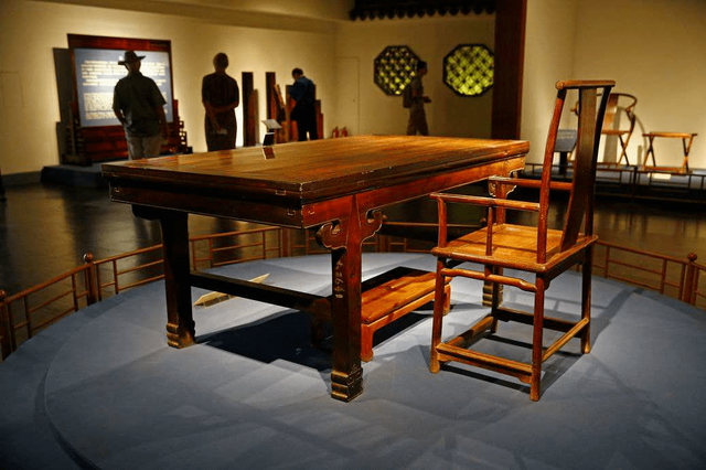 花80块,捡漏了一个紫檀案子,如今价值3个亿