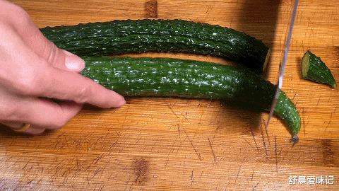 |鸡蛋不煮不炒,和黄瓜简单拌一拌,鸡蛋金黄焦香,黄瓜清脆爽口呢