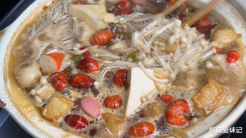 |用金针菇，粉丝，一盒虾尾和火锅丸做美味虾尾粉丝煲，咸香可口