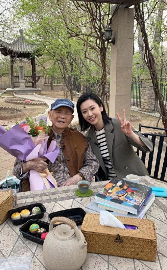 《新闻联播》现神颜，撞脸刘亦菲的90后主播，背景引网友猜测