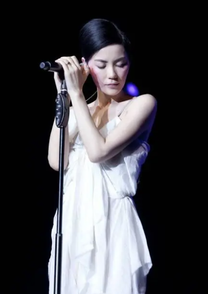 “锋菲恋”大结局?王菲与谢霆锋喜结连理,谢贤准备千万豪礼