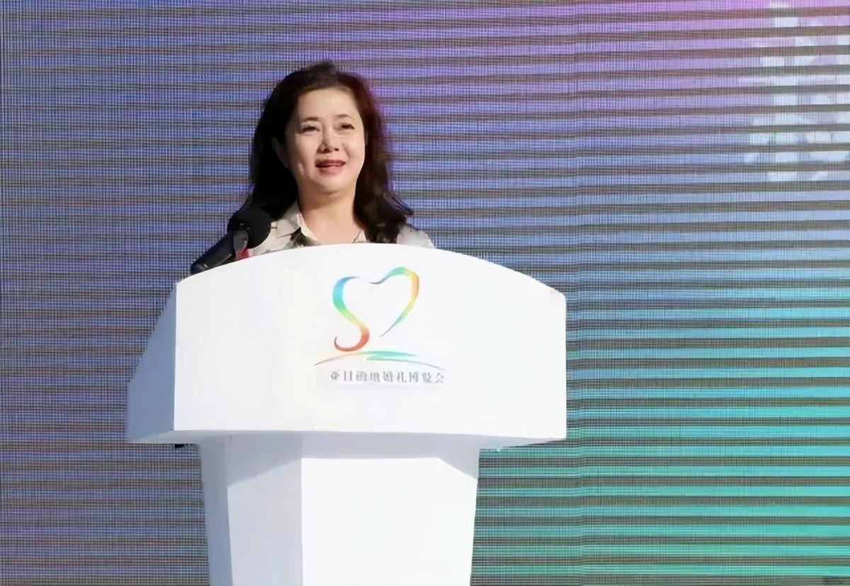 一美女干部被查！气质佳面如桃，美丽外表下难掩背后污垢