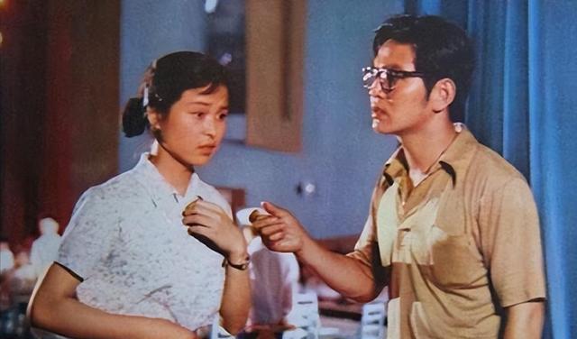 王伟平:25岁成名遇见初恋,结婚39年无绯闻,如今女儿比他更红