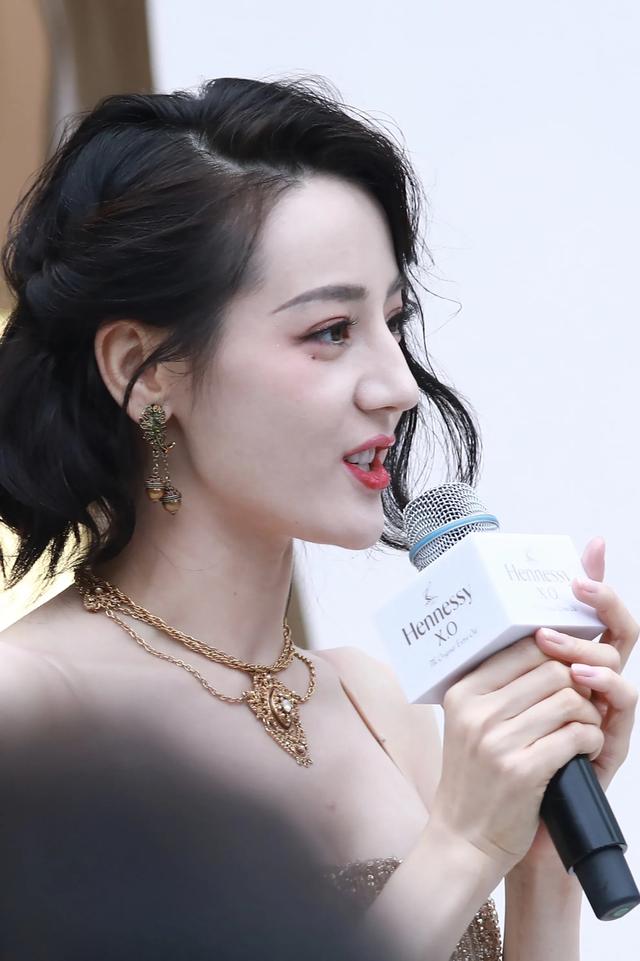 迪丽热巴近拍，侧颜好美！