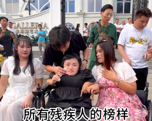 袖珍网红李喜梅官宣结婚，身高80厘米二婚嫁帅小伙，新郎改口费300w