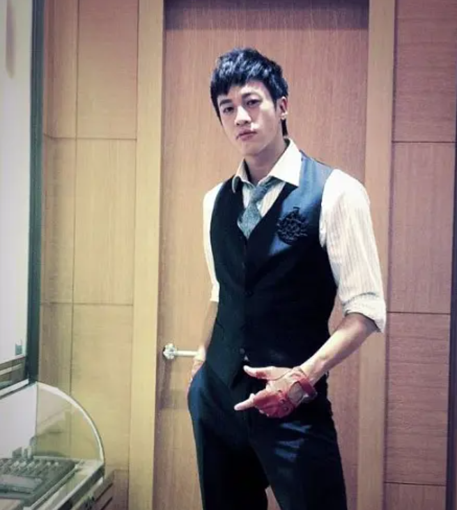 突发!何润东发生车祸!180万玛莎拉蒂被撞凹,画面曝光惨不忍睹