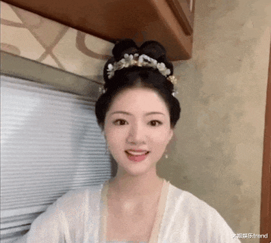 任敏逛街被拍，背79元帆布包，网友：普通邻家女孩