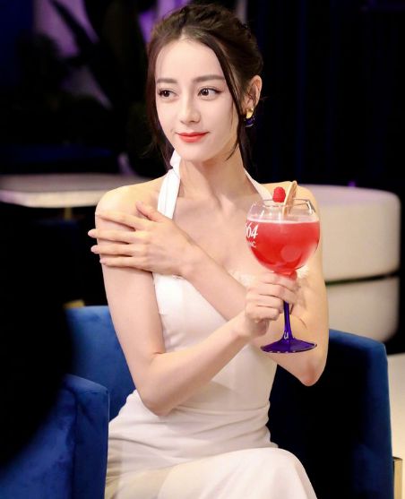 迪丽热巴生图流出,身穿白色挂脖裙身姿曼妙,全程不忘用手挡胸