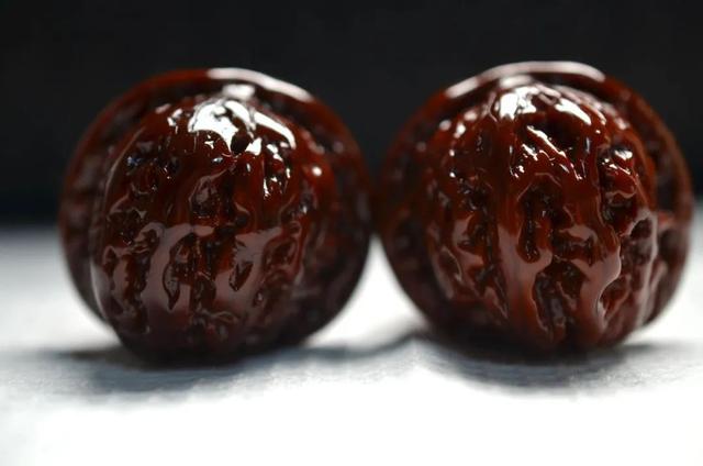 文玩核桃：五条铁律助你从入门到精通，三年玩出“极品包浆”