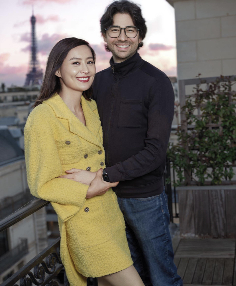 41岁陈法拉近状曝光，与老公品红酒共度感恩节，纯素颜露面超接地气