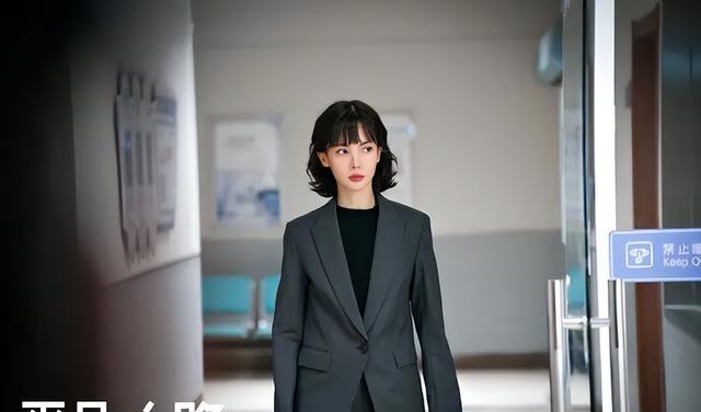 律师|央视“撑腰”!太子爷“被贬”成凡人?国剧职场终于不装了