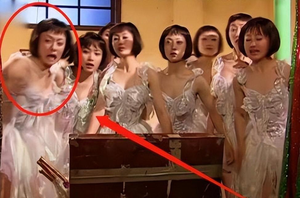 她在各个剧组中跑龙套,甚至还曾在舞台上为赵薇伴舞