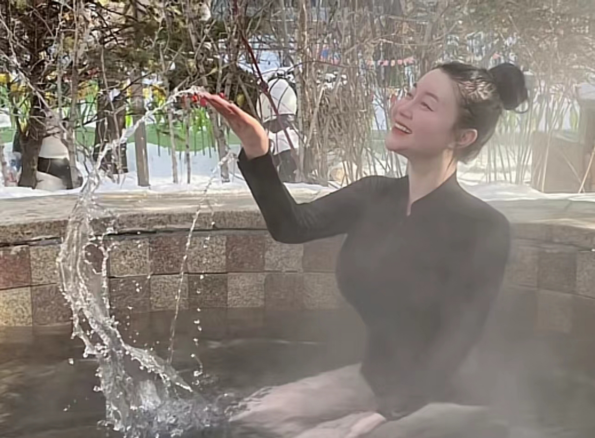 被泡温泉的关婷娜惊艳到了,丰腴身材遮不住,一双“漫画腿”太吸睛