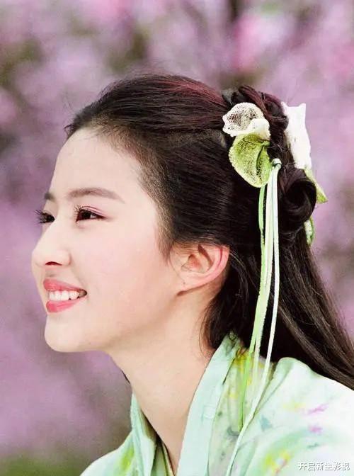 刘亦菲|“豪门金丝雀”刘亦菲的不堪上位史：成也干爹败也干爹