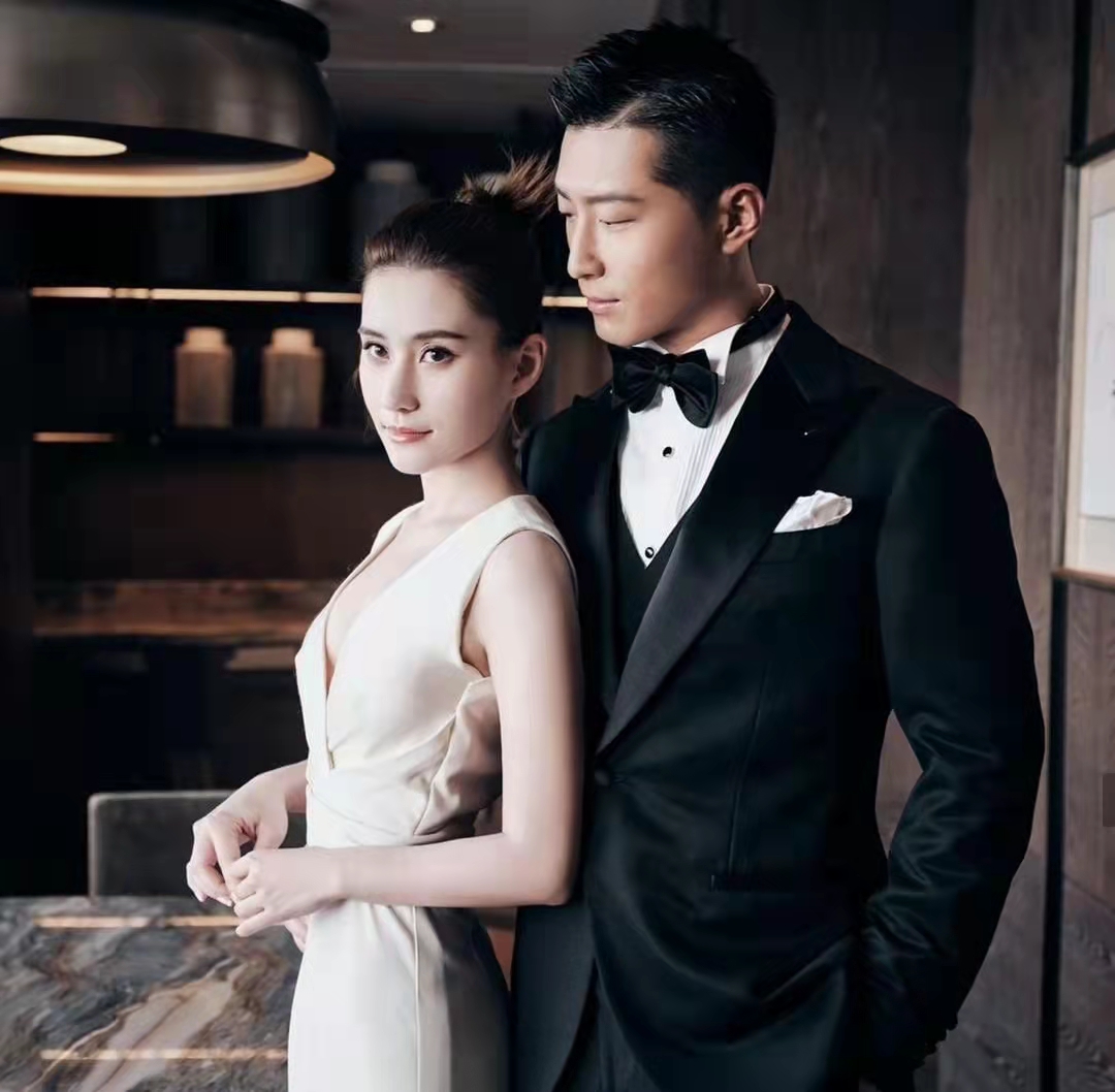 窦骁|何超莲情人节久违秀恩爱,坐在男友大腿上比心,窦骁染白发好时髦