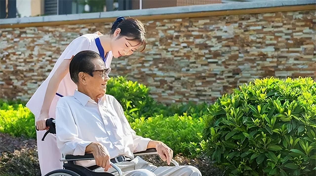 三线城市|挣多少才住得起养老院?一个三线城市的现实叙事