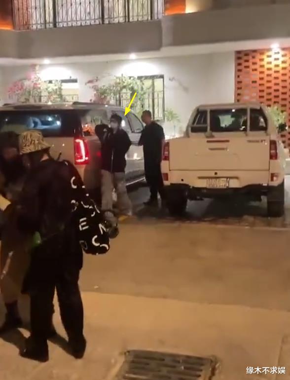 迪丽热巴抵达沙特!素颜出镜、头发凌乱,一身穿搭5000元却引争议!