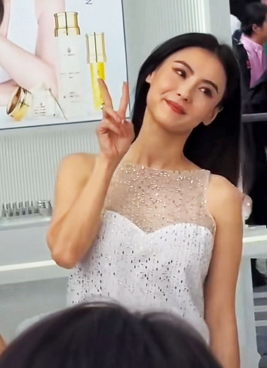 43岁张柏芝现身杭州,笑起来满脸皱纹眼里无光,网友:女神也老了