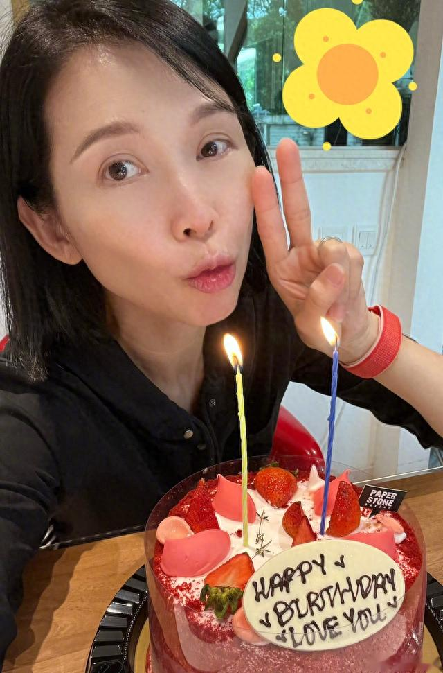 蔡少芬坦然面对衰老，不介意年龄，50岁美颜跟素颜差距大，挺显老