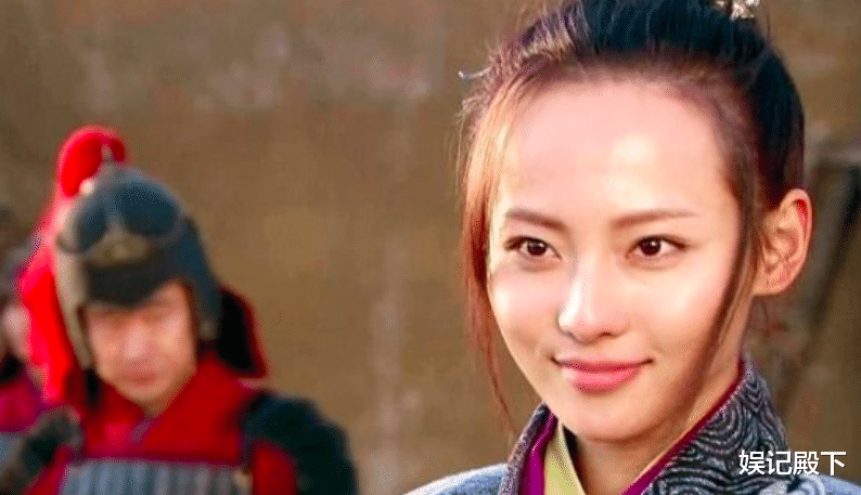 推秦岚下高台，打剧组女孩，吃女性红利的张嘉倪从不对女性手软！