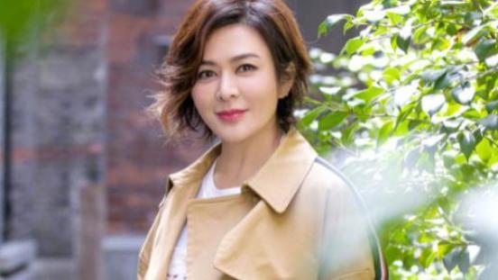 61岁关之琳换了微卷短发减龄15岁，穿风衣+白T恤，完全没有大妈味