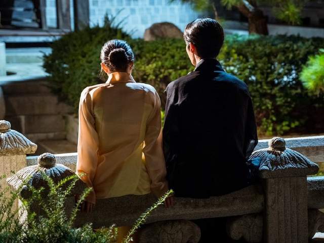 李宰旭|《还魂》李宰旭与申承浩同游曼谷，发合影被粉丝调侃像“度蜜月”