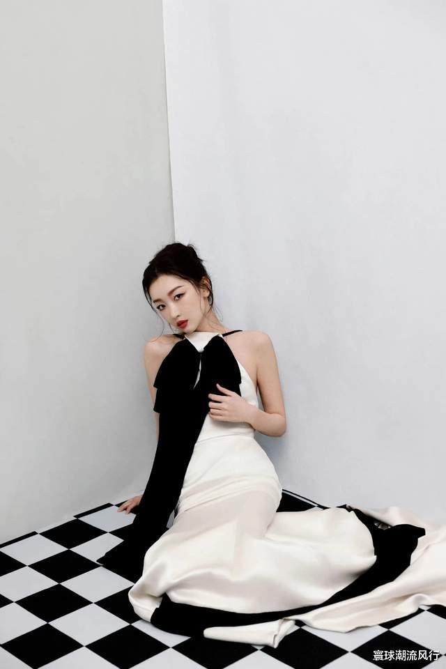 周冬雨高调亮相红毯！穿挂脖裙比章子怡还有气场，妩媚气质藏不住