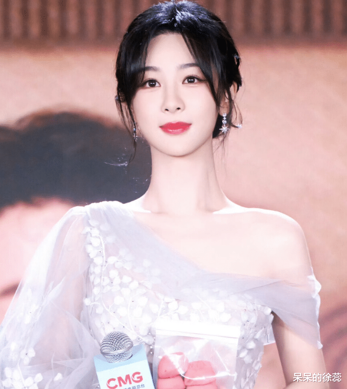 ELLE全明星海报,刘诗诗不敌关晓彤,热巴靠边站,两人咖位很大