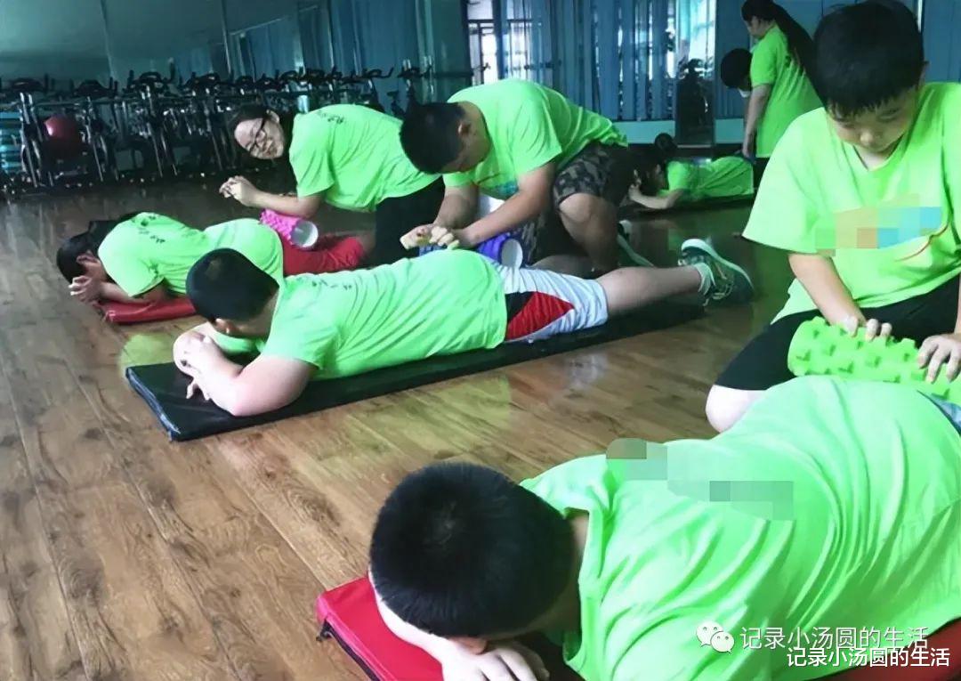 14岁男孩一顿偷吃18包泡面，一晚长胖10斤，医生划开肚子后傻眼了