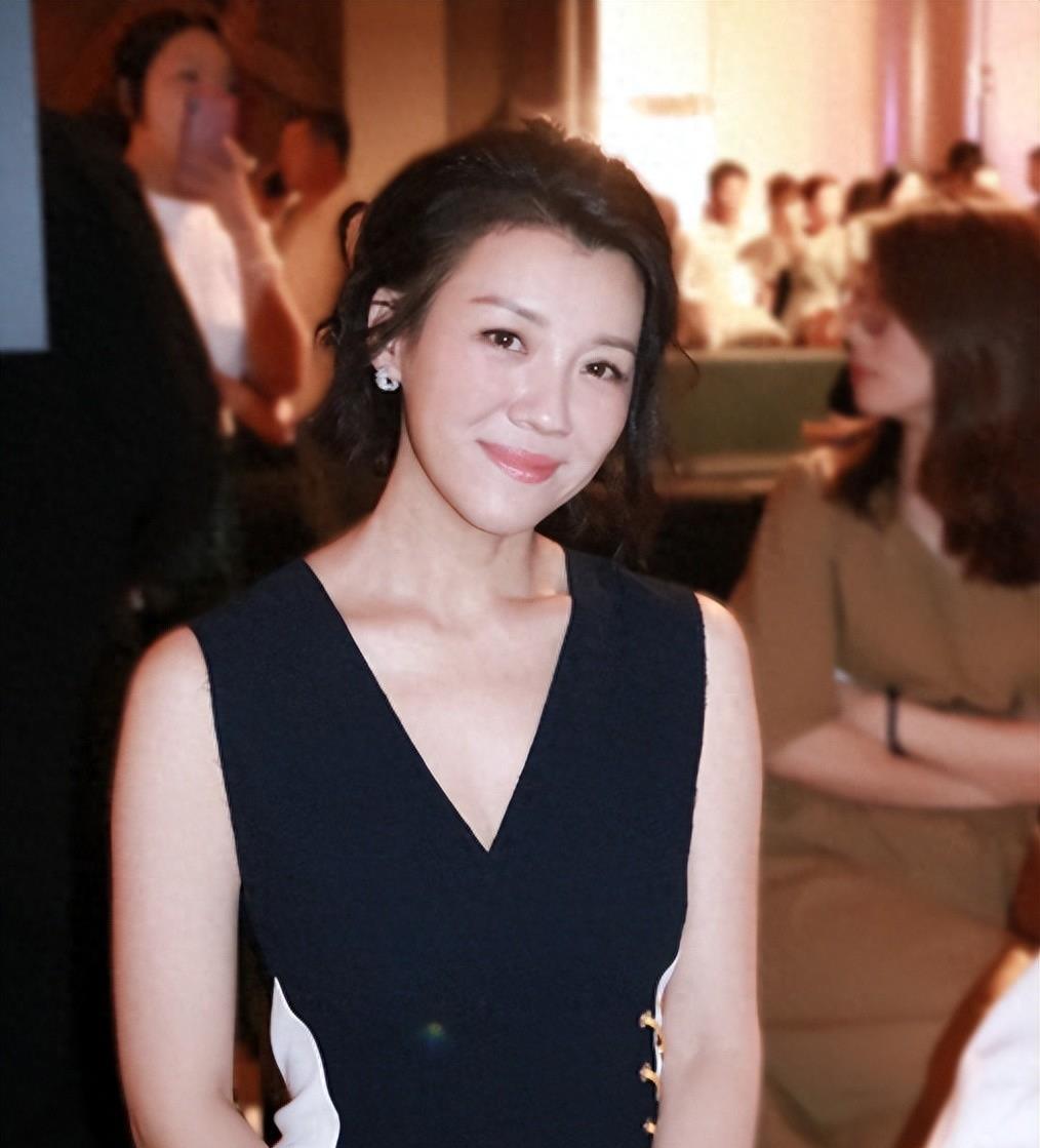 她与导演同居三年却惨遭抛弃,转身下嫁穷小子后,竟还翻身逆袭了!