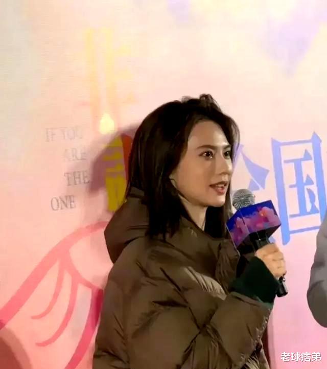 终于见到一个正常的女星了，首映礼上，女演员穿着羽绒服，开眼吧