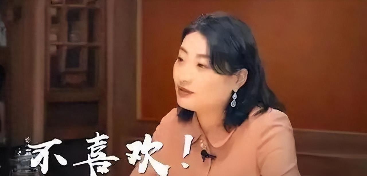 一线男歌手被爆出轨身败名裂!消失2年突然复出,下跪发声遭到炮轰