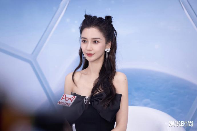 穿衣搭配 杨颖猫耳发型被热议！黑色蝴蝶抹胸搭配不规则半裙，少女感十足