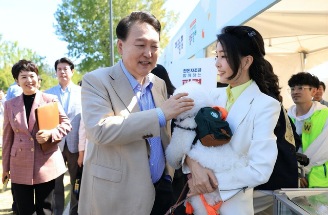 韩国第一夫人美到“郁金香之国” !4天7套look 却不及荷兰王后贵气