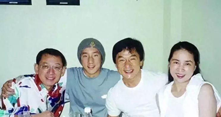 成龙与邓丽君后代终相认!亲生父子重逢,家族因缘揭晓!