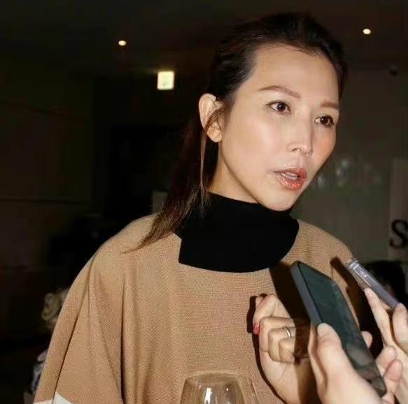 蔡少芬|蔡少芬情人节独自吃早餐,自称很孤独,但却嘱咐张晋好好干活赚钱