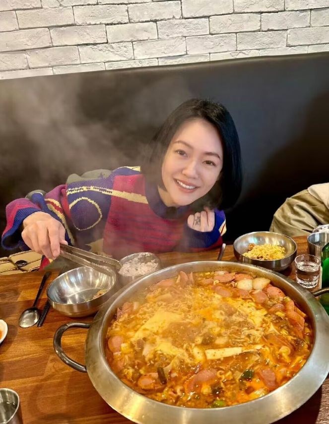 小S|韩国街头偶遇小S，44岁穿高中校服坐旋转木马，被网友吐槽装嫩