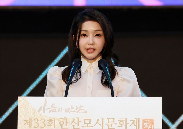西瓜 韩国第一夫人换公主风营业好惊艳！泡泡袖配薄纱裙，变了法子扮嫩